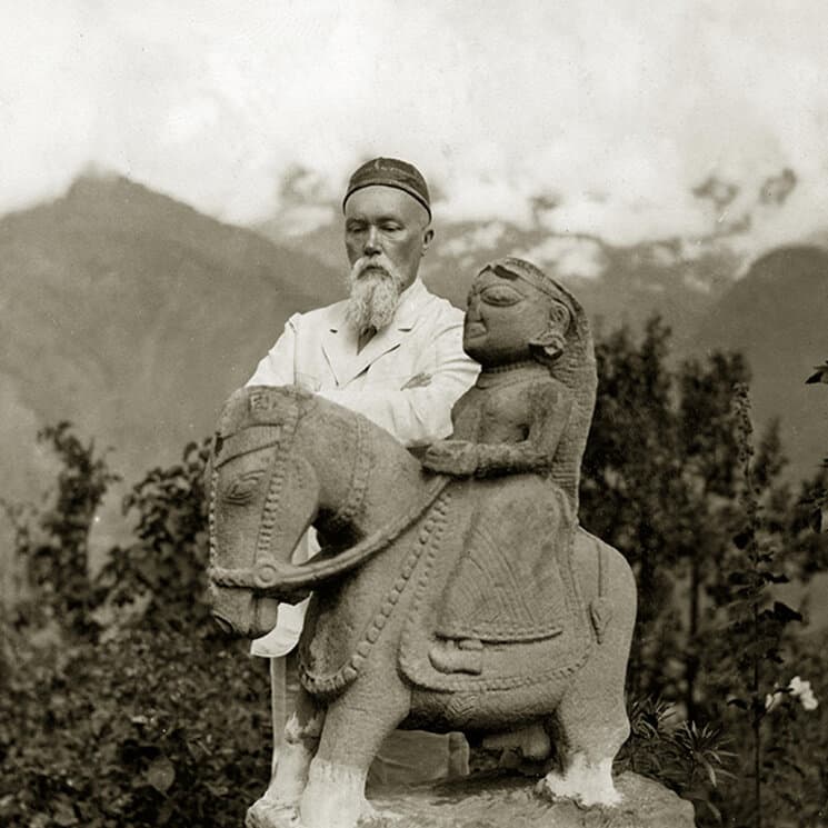 Рерих с конной статуей Гуги Чохана