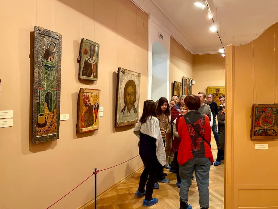 На экскурсии в Художественной галерее Смоленска